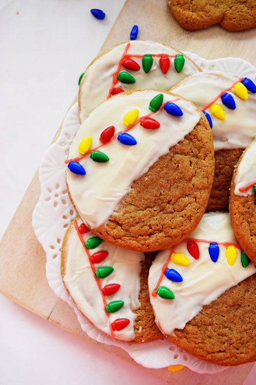 soft-chewy-ginger-cookies-with-christmas-light-decoration